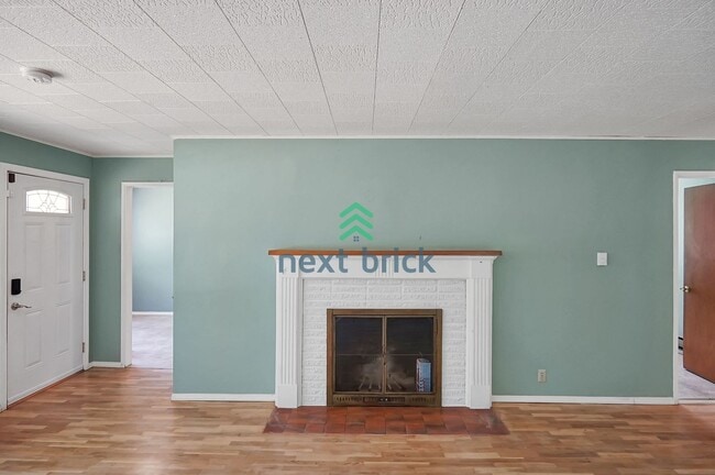 Building Photo - Charming 4 BEDS & 1.5 BATH SINGLE FAMILY H...