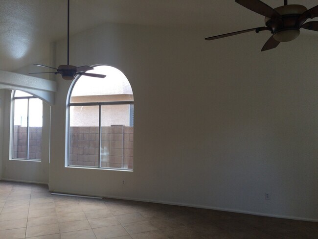 Building Photo - Beautiful 3 bedroom 2 bath North Phoenix h...