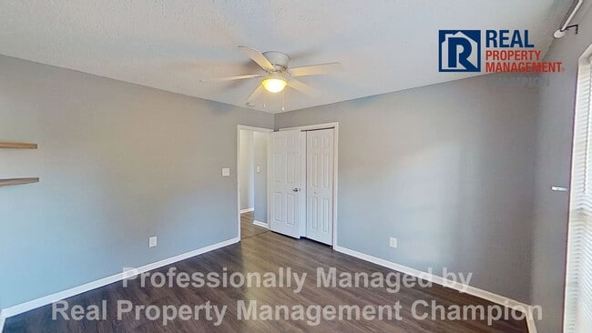 Building Photo - Charming 2BD/2 BA End Unit Townhouse w/Fireplace and Fenced Backyard
