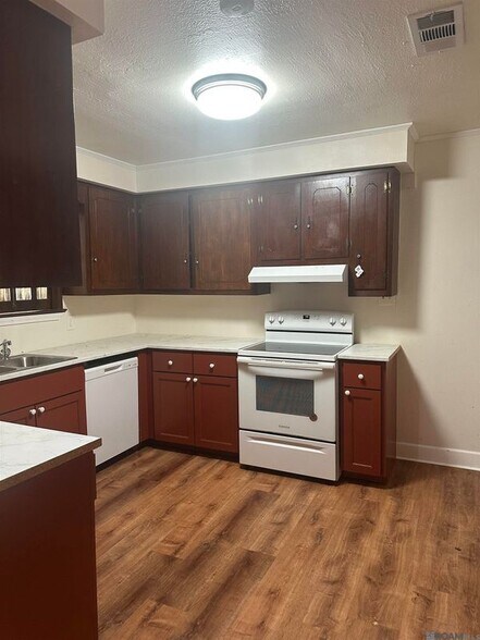 Building Photo - 9161 Meadowood St