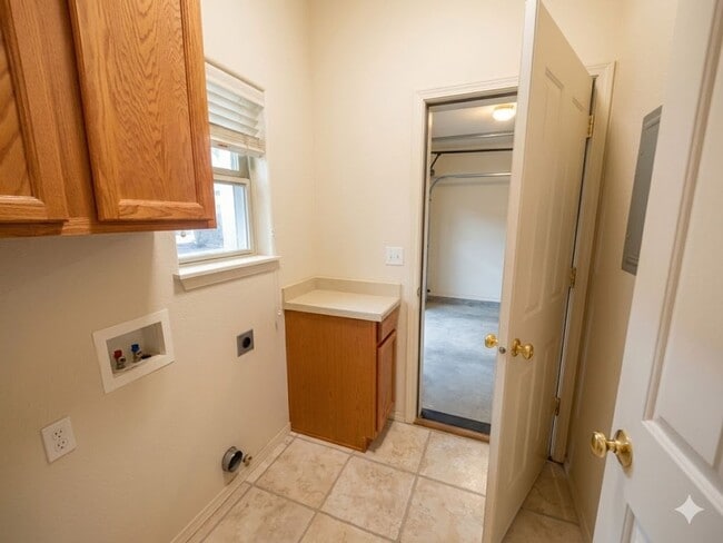 Building Photo - Beautiful 2x2.5 townhouse in NW Crossing!