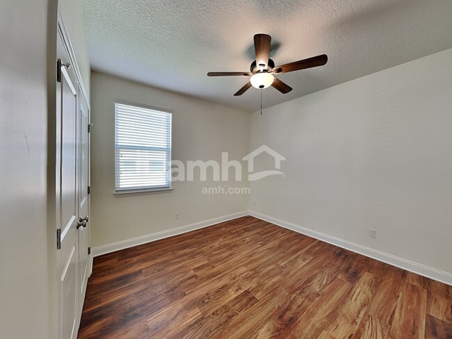 Building Photo - 3298 Roundabout Dr