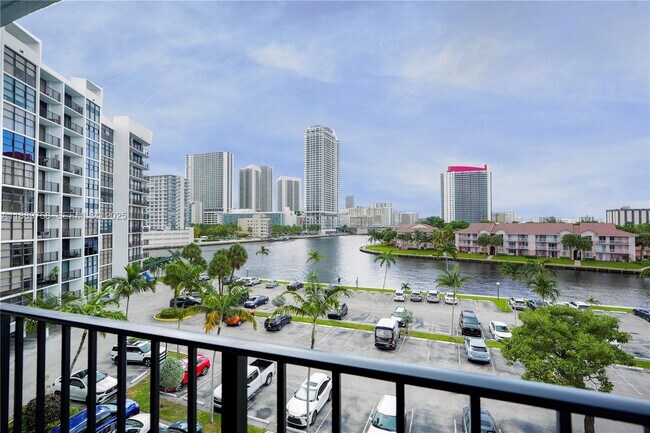 Building Photo - 200 Leslie Dr