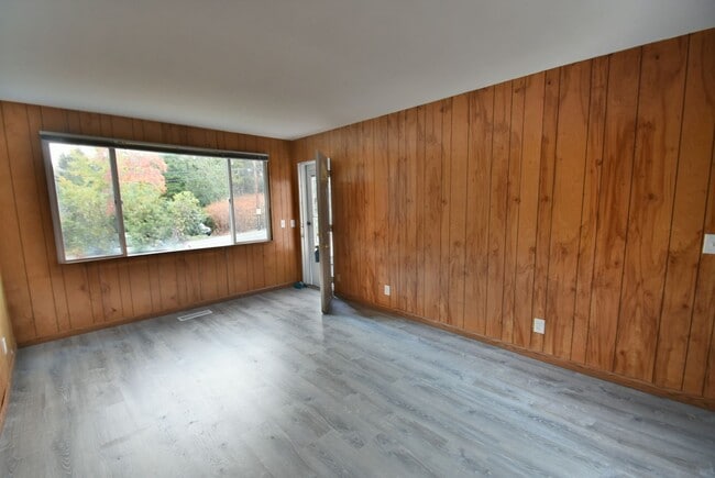 Building Photo - 2Bd/1Ba Lake Forest Park Home