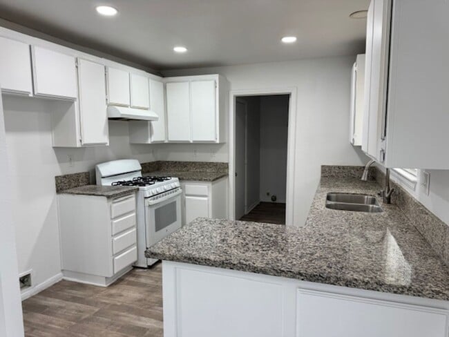 Building Photo - Gorgeous Remodeled 3+2 On Half Acre- $2500