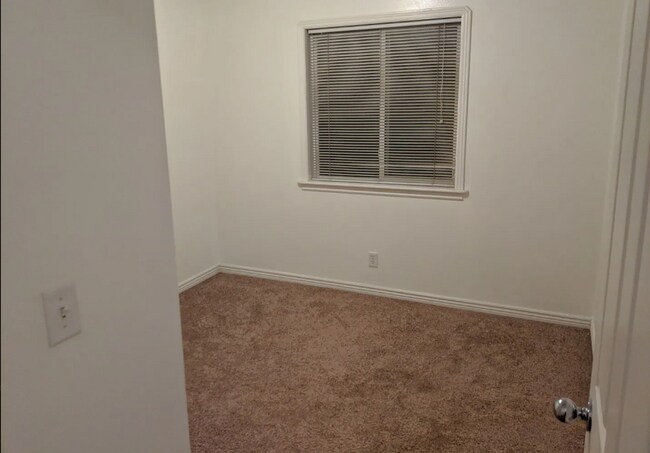 Building Photo - 2 Bed 1 Bath Apartment at Delmar Condominiums in Sugar City!