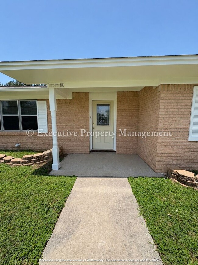 Building Photo - 616 Cedar Dr