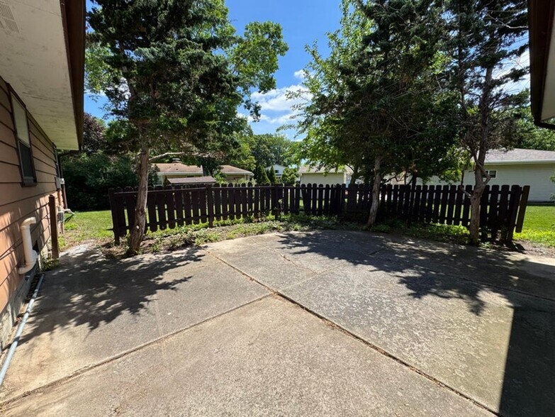 Building Photo - 2330 S Brookside Pkwy