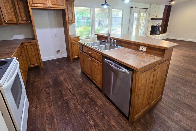Building Photo - 9303 Robins Nest Ln