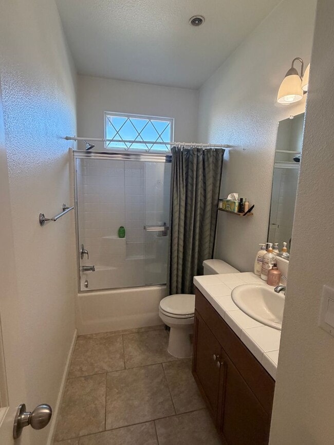 Building Photo - Adorable 3 Bedroom, 2 Bathroom Home in a Quiet North Hanford Neighborhood