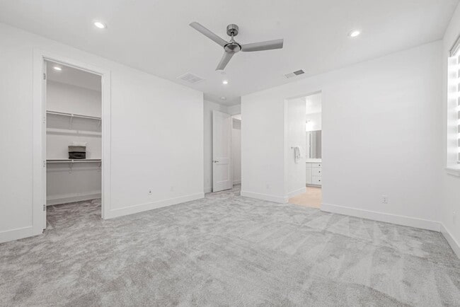 Building Photo - 923 Loyola Ln