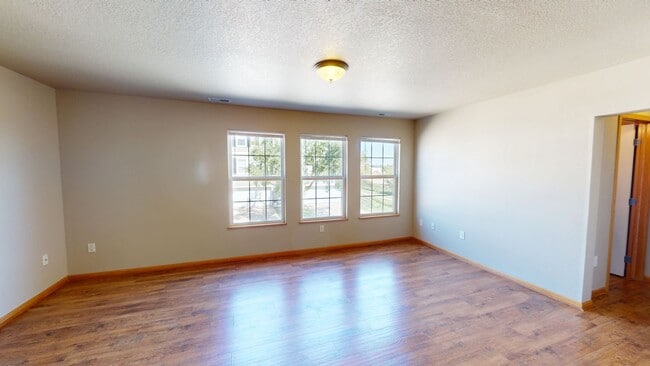 Building Photo - 2 Bedroom Ankeny Townhome Available NOW!