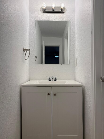 Building Photo - 219 Serna Park