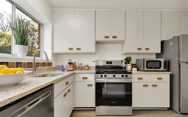 Building Photo - Bright Top-Floor 2BR Condo with Balcony in Parkside Community