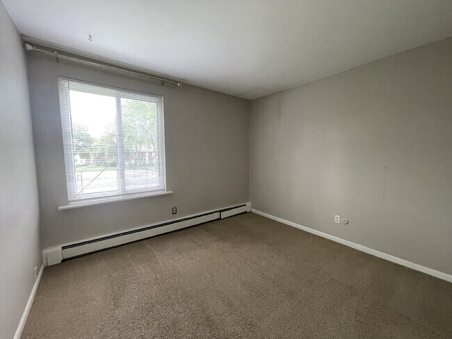 Building Photo - Private, End Unit - 2 Bed, 1 Bath Condo in...