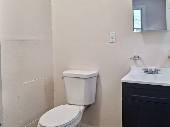 Building Photo - Updated 2 Bedroom Apartment FOR RENT in Bridgeton NJ $1350