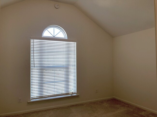 Building Photo - 807 Goodale Dr