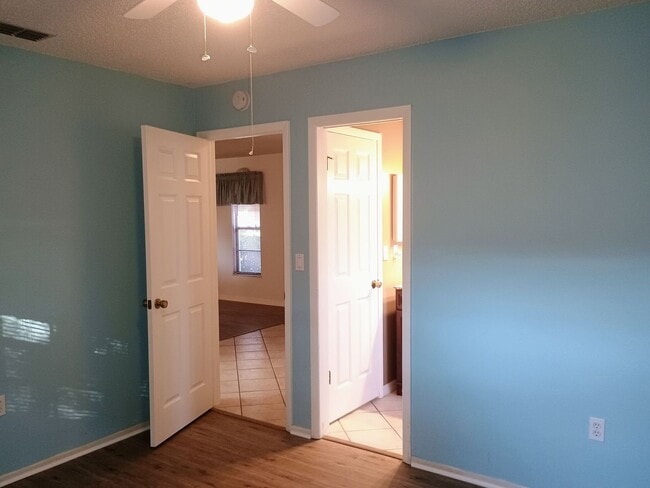 Building Photo - 2 bedroom 2 bathroom home with a screened in porch