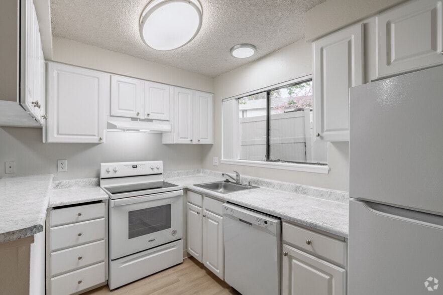 3BR, 1.5BA - 1,130SF - Kitchen - Trailwood Apartment Homes