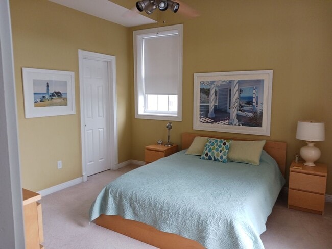 Building Photo - Fully Furnished Executive Condo in Downtow...