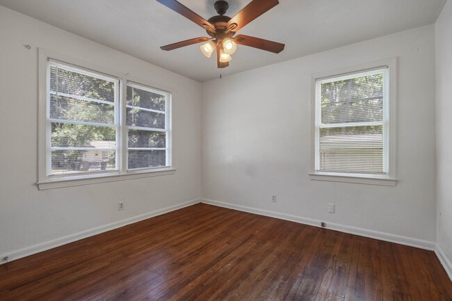 Building Photo - 4 bed 2 bath house, Walk to Stadium!! Available August 2026