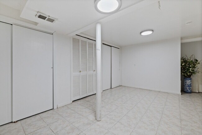 Building Photo - 67 Hicock Dr