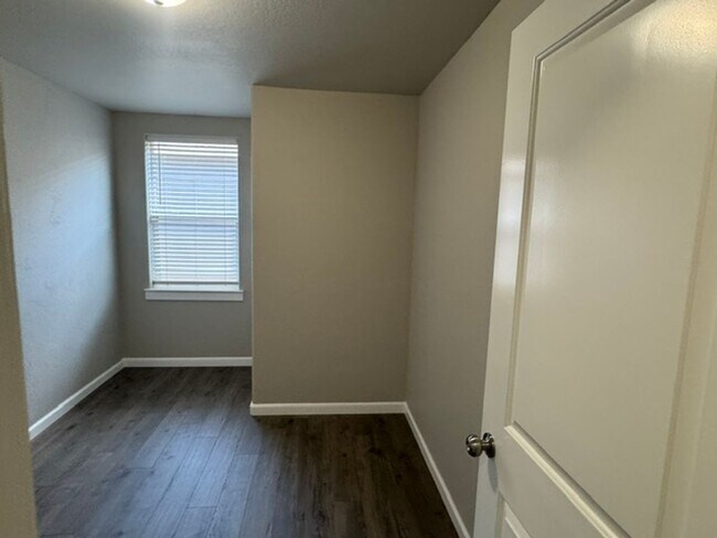 Building Photo - LIKE - NEW 3- BEDROOM TOWNHOME W/ GARAGE, FENCED YARD & PRIVATE 3RD BEDROOM OFF GARAGE