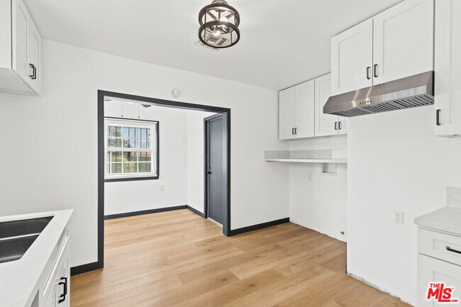 Building Photo - 9829 S 7th Ave