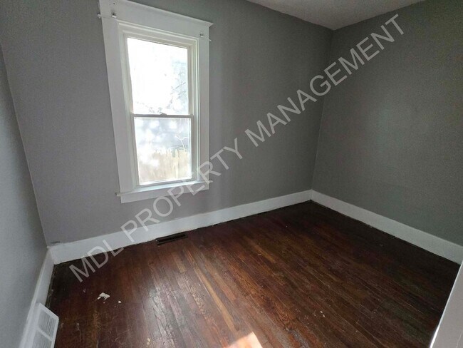 Building Photo - 2 Bed / 1 Bath House in Saginaw