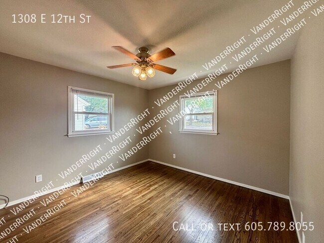 Building Photo - 1308 E 12th St