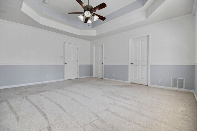 Building Photo - Three Bedroom with Bonus and Pool!