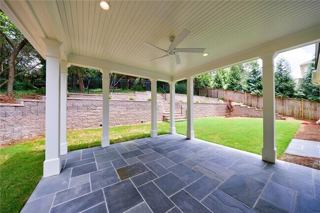 Building Photo - 2717 Skyland Dr NE