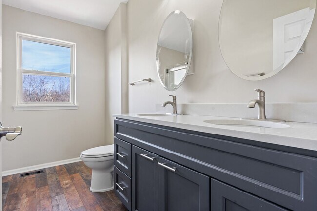 Building Photo - Lovely In Lakemoor