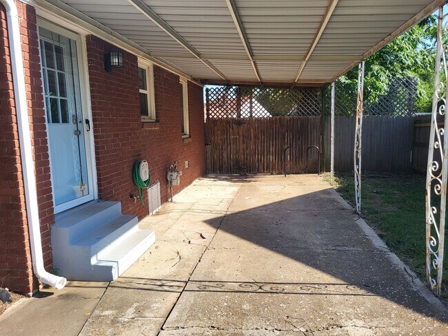 Building Photo - Remodeled 2 bedroom, 1 bathroom house in Capitol View neighborhood Edmond, OK with washer and dry...