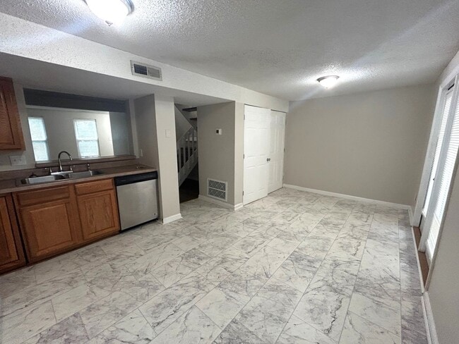 Building Photo - IVERJOHN4107