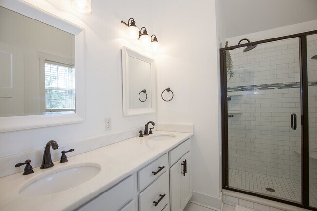 Building Photo - Charming Cottage in DOWNTOWN Southern Pines
