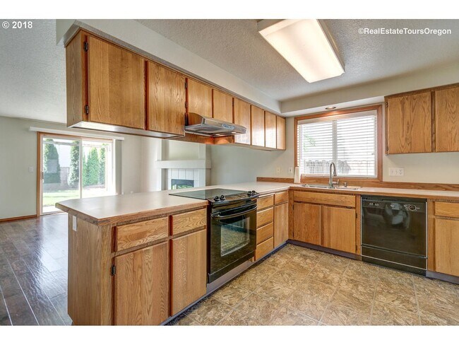 Building Photo - 7548 SE Hacienda St