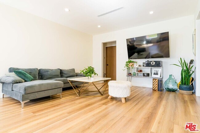 Building Photo - 12023 Collins St