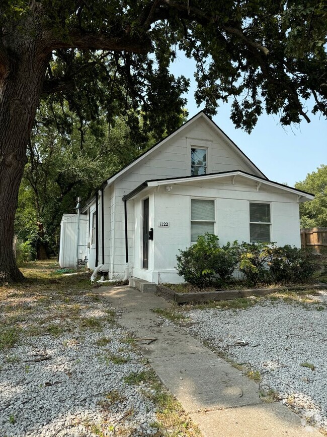 Building Photo - Large 4 bed in Independence