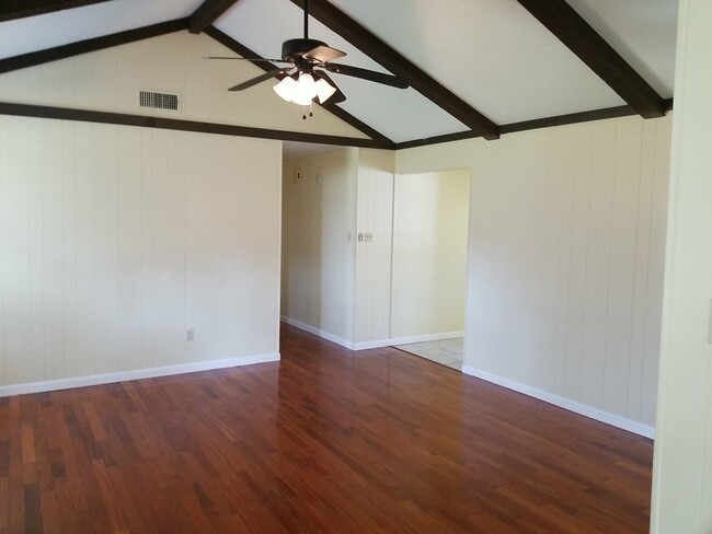 Building Photo - 918 Villa Ln