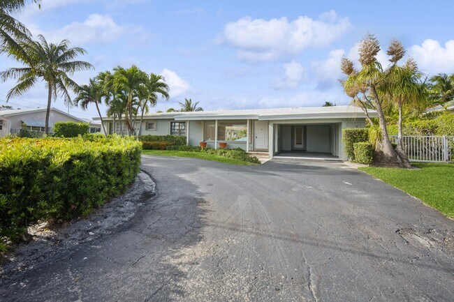 Building Photo - 2433 NE 24th St