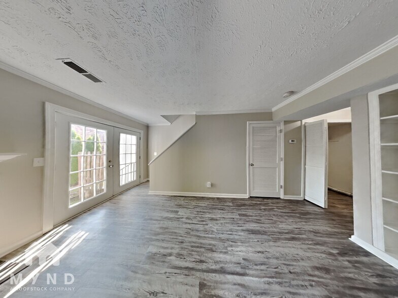 Building Photo - 461 Claircrest Dr