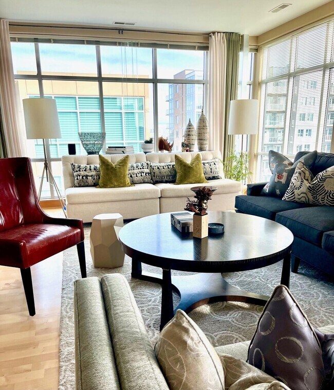 Building Photo - 1550 E Royall Pl