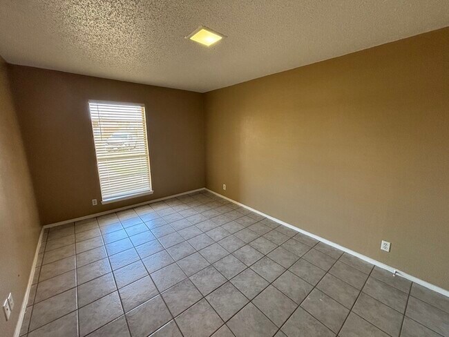 Building Photo - 1 bed 1 bath duplex unit