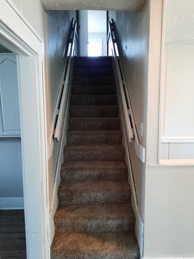 Building Photo - $1195 - 3 bedroom/ 2 bathroom plus bonus r...