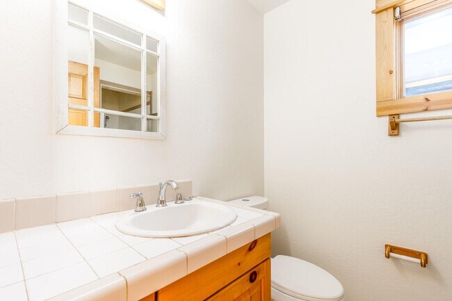 Building Photo - Refreshed Park Ave. Duplex with Historic O...