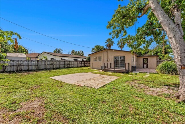 Building Photo - 1131 SW 32nd Ct