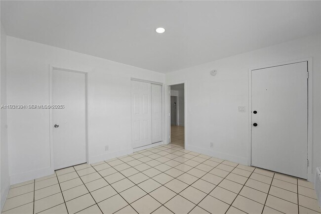 Building Photo - 380 SE 12th Ave