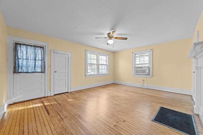 Building Photo - 503 E 5th St