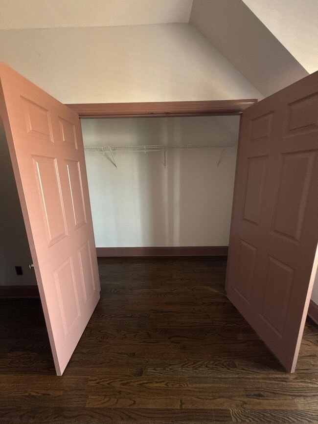 Building Photo - 2 bedroom/3 bath Townhome with extra room/...